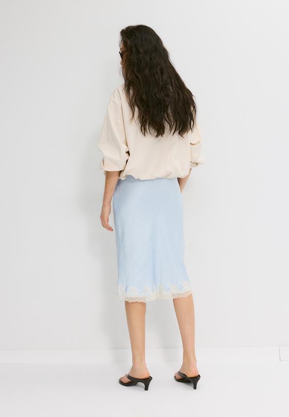 falda satinada encaje contraste