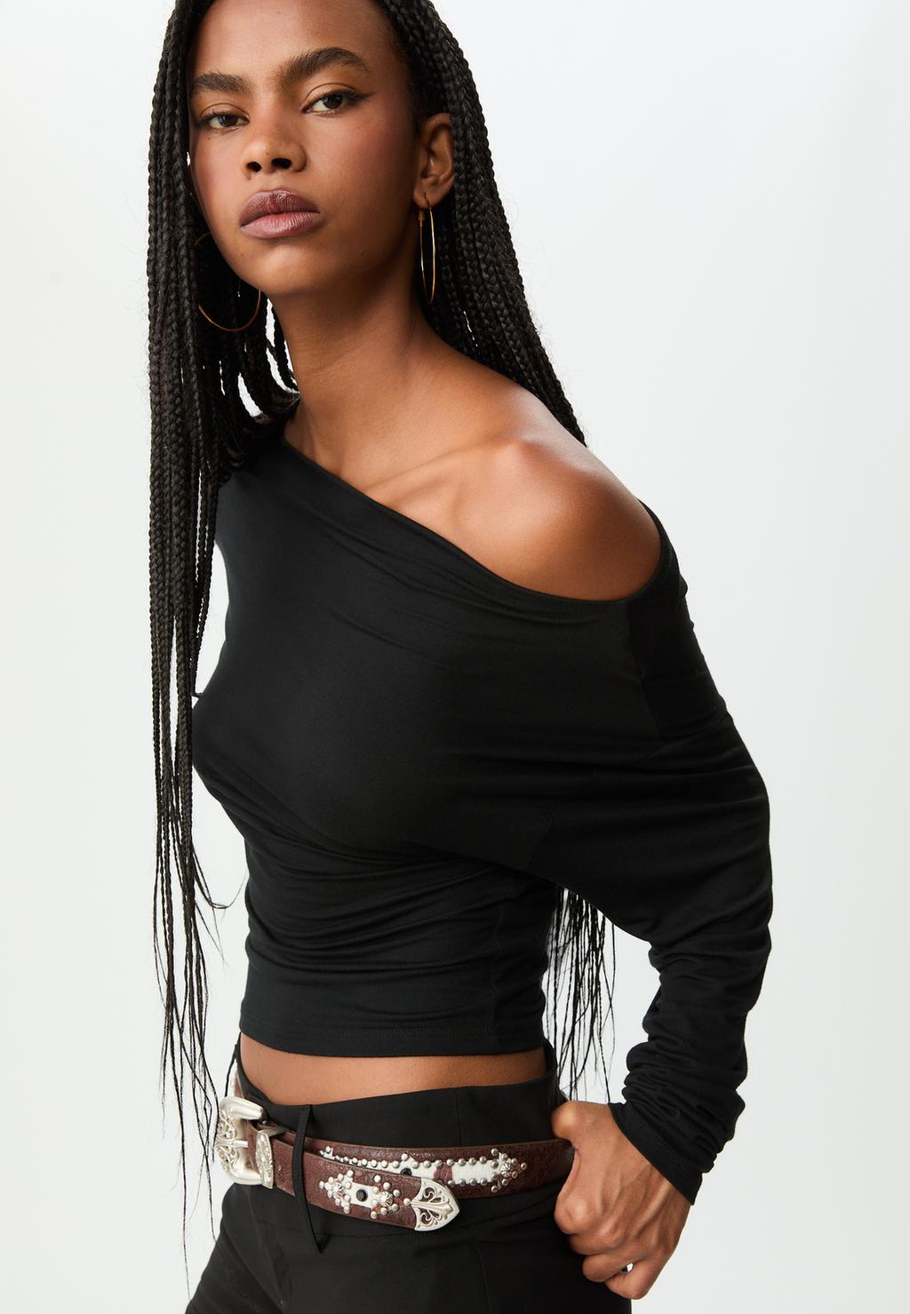 Asümmeetrilise kaelusega särk