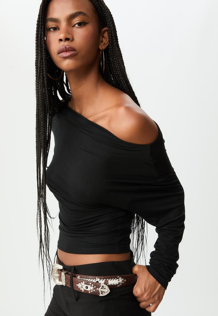 t-shirt-mit-asymmetrischem-ausschnitt