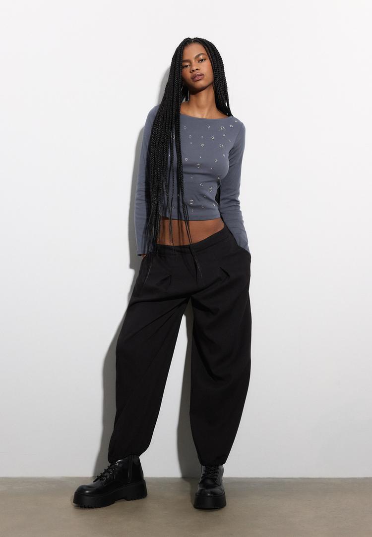 camiseta cuello barca tachas