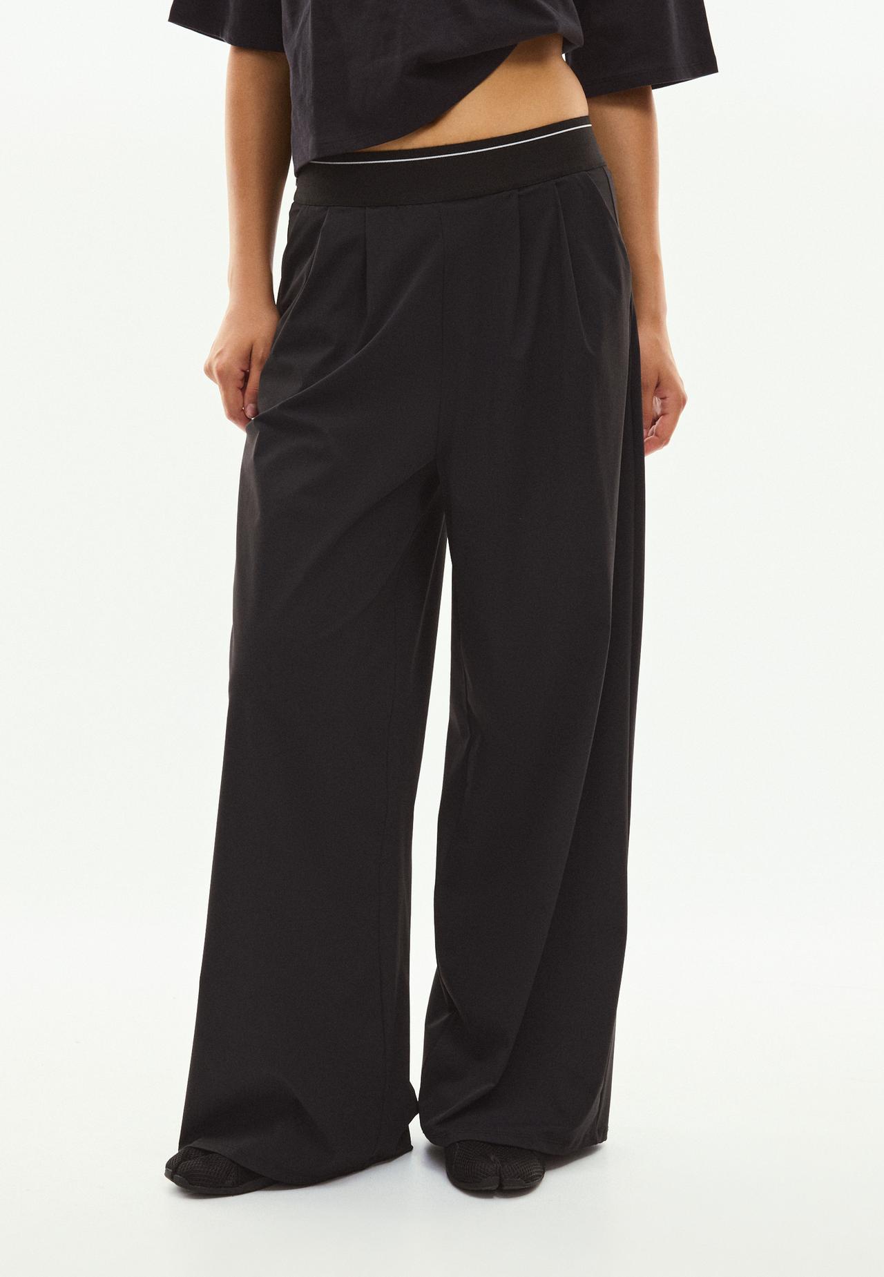 Light tech joggers with elasticated waistband — Black