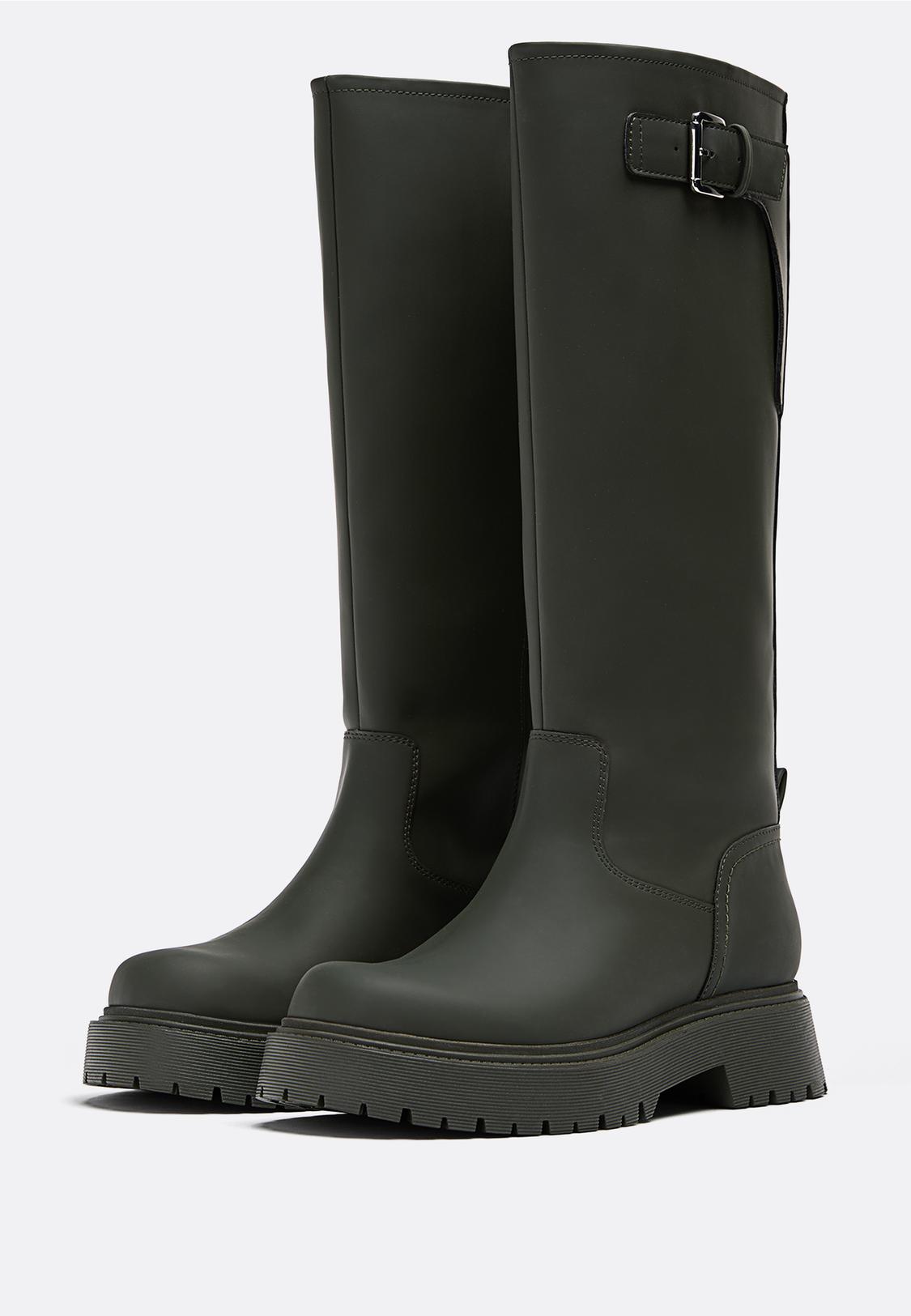 Flat rubber-effect boots Women's fashion Stradivarius United