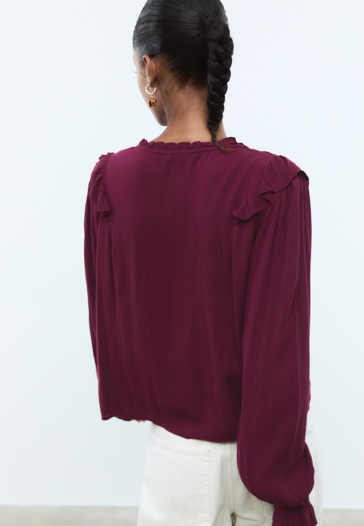 blusa con volant e bottoni