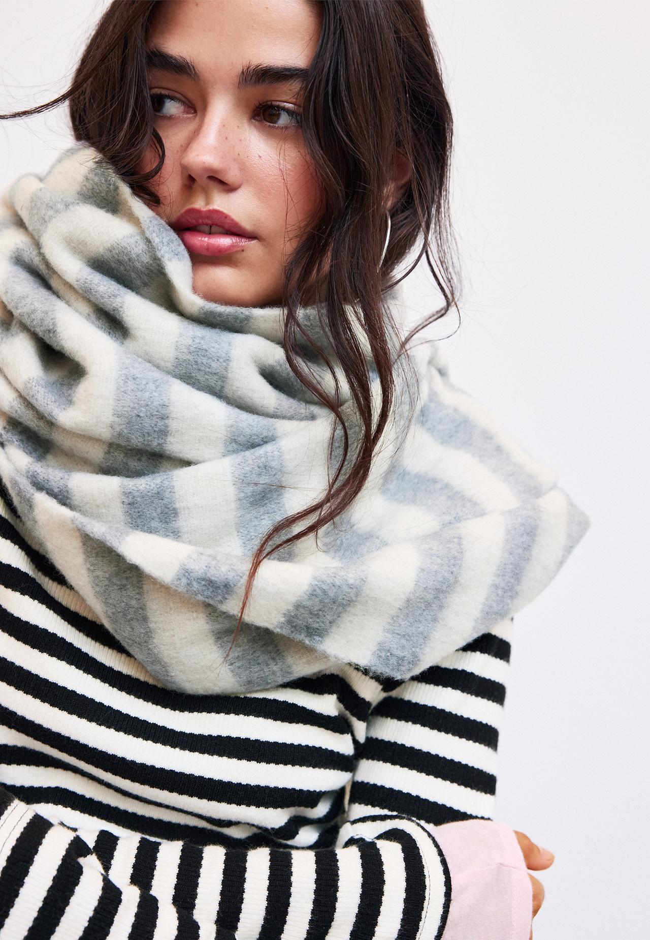 Striped scarf — Grey
