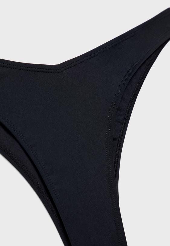 V kesim Brezilya model bikini altı