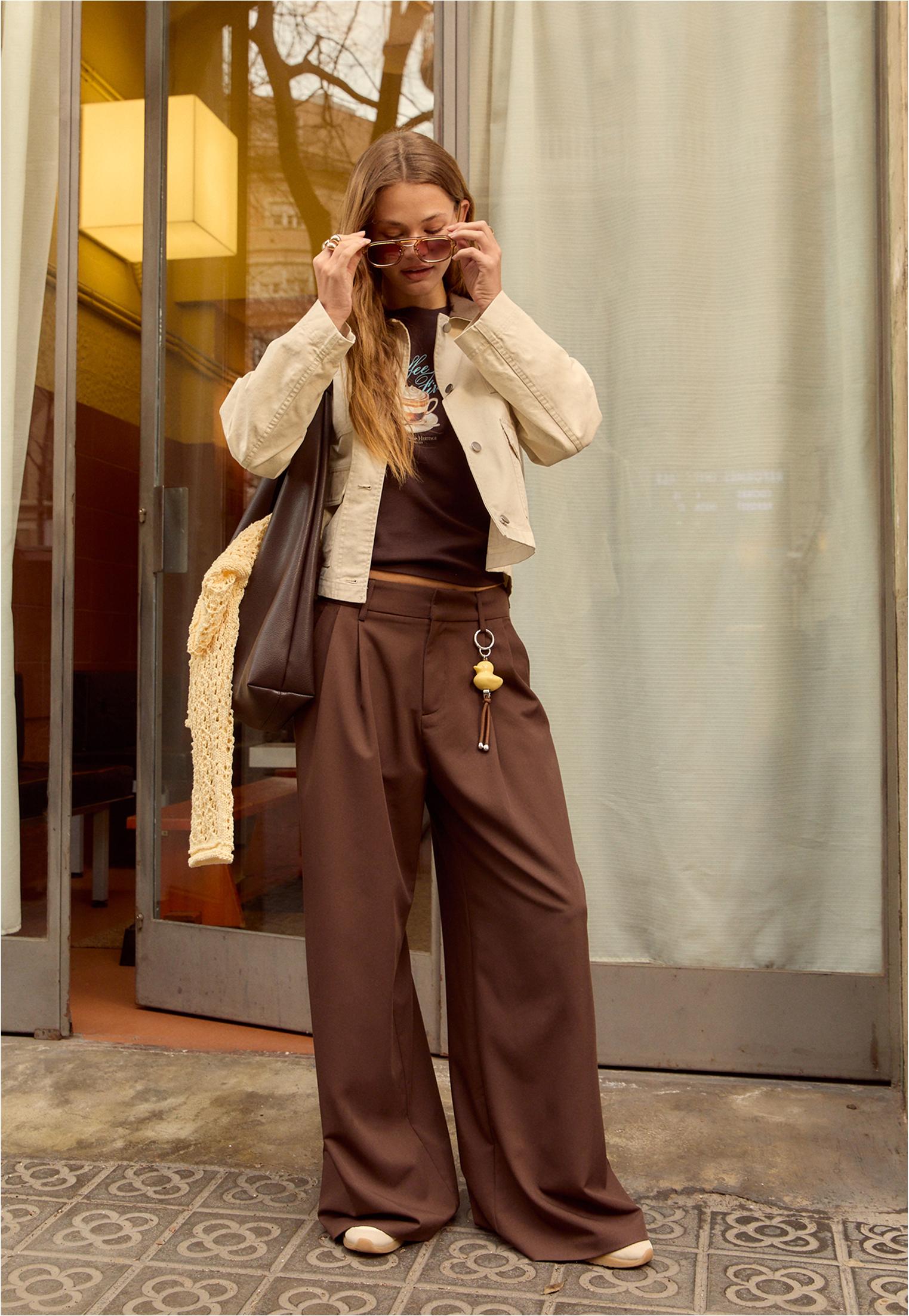 Wide-leg smart trousers with adjustable buttons — Brown