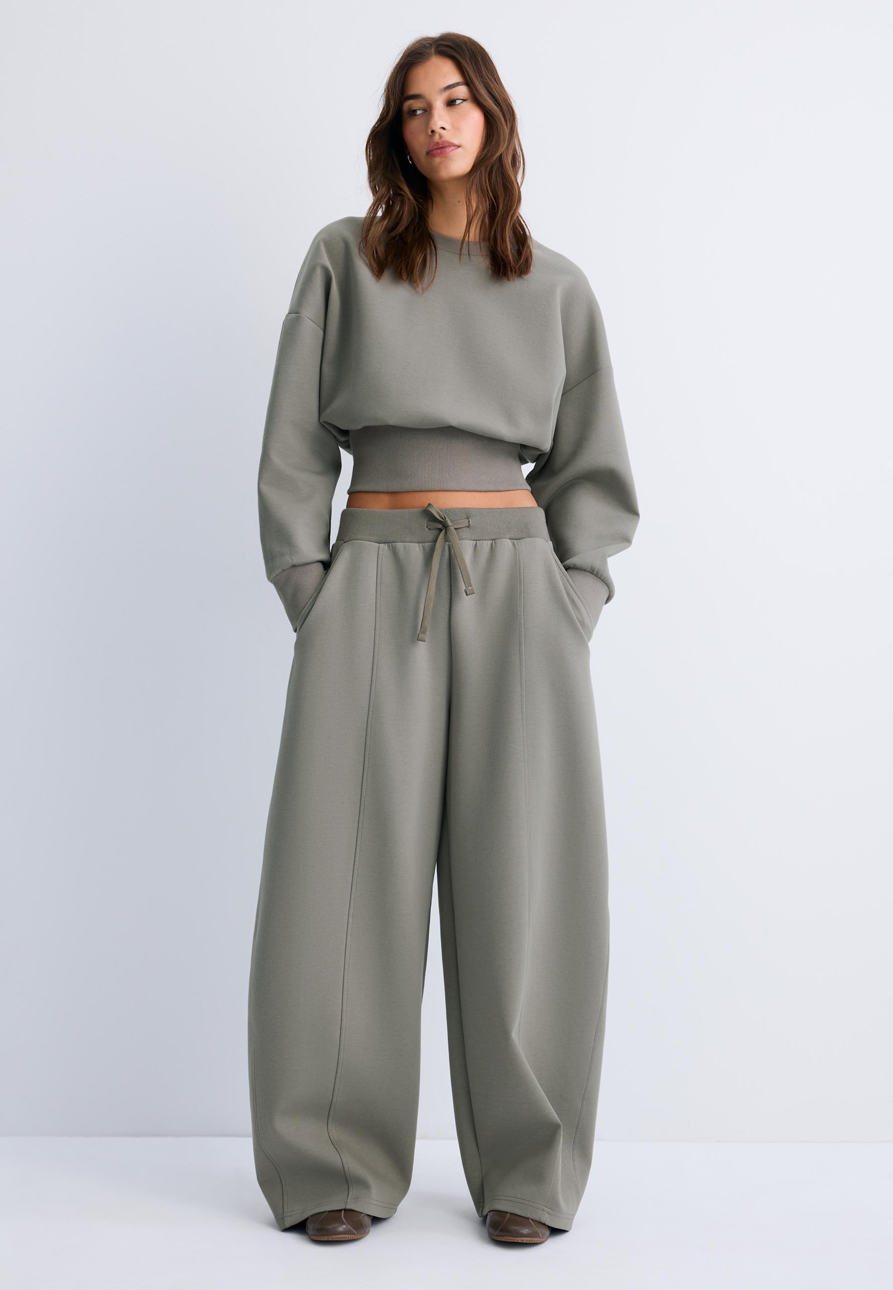 Stradivarius Jogger Παντελόνι Σε Γραμμή Barrel Με Φαρδύ Μπαντζάκι 0-456 Xl