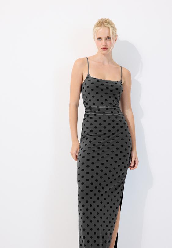 vestido midi de alcas com franzido e estampado