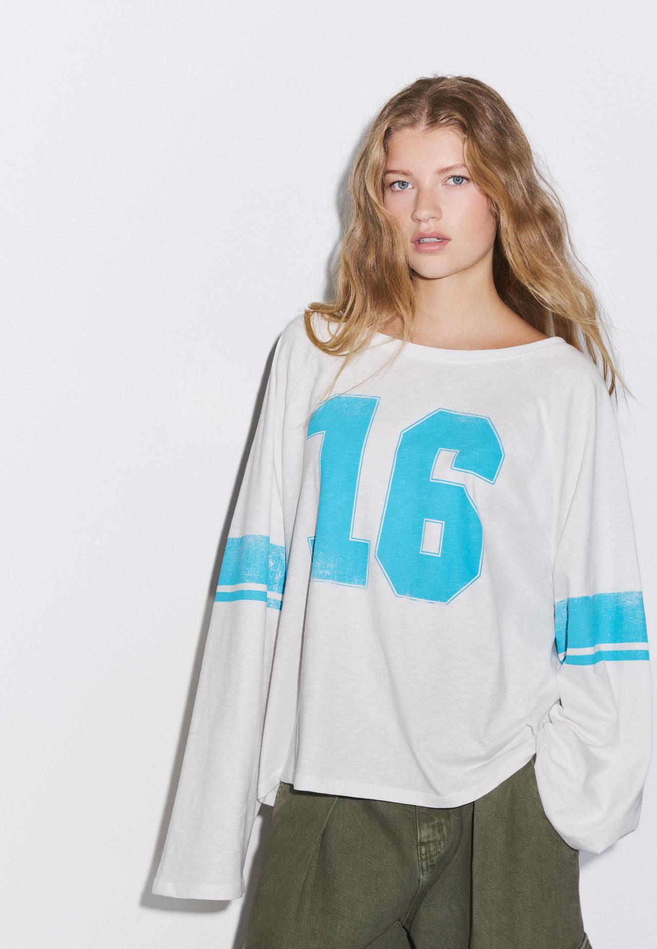 Long sleeve boat neck T-shirt with print — Ecru