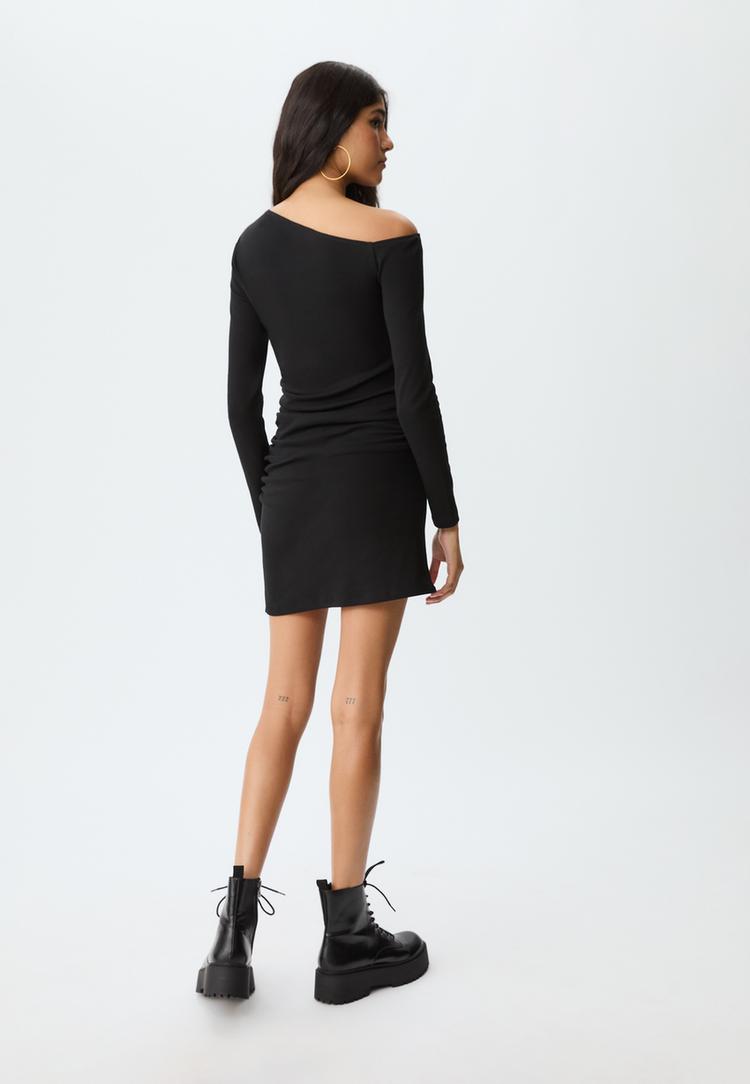 vestido curto assimetrico com ilhos