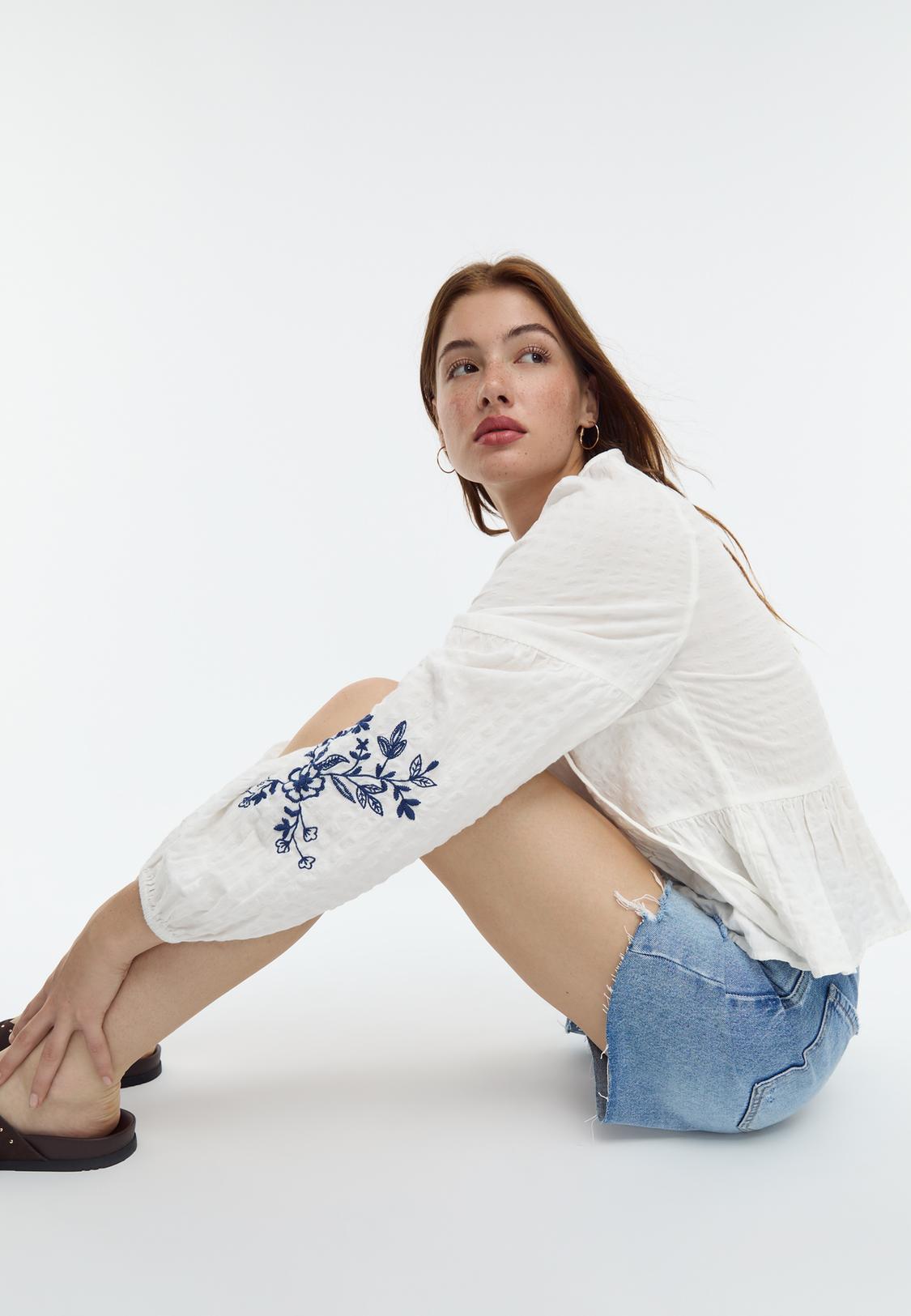 Camisa Blanca Blusas Rojas Stradivarius Blusa Fluida Bordados