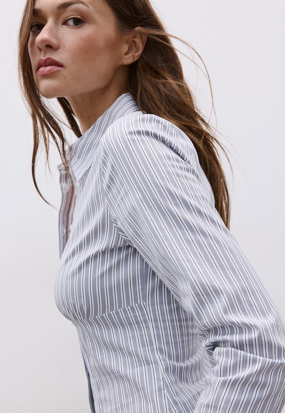 camisa ajustada bajo pecho