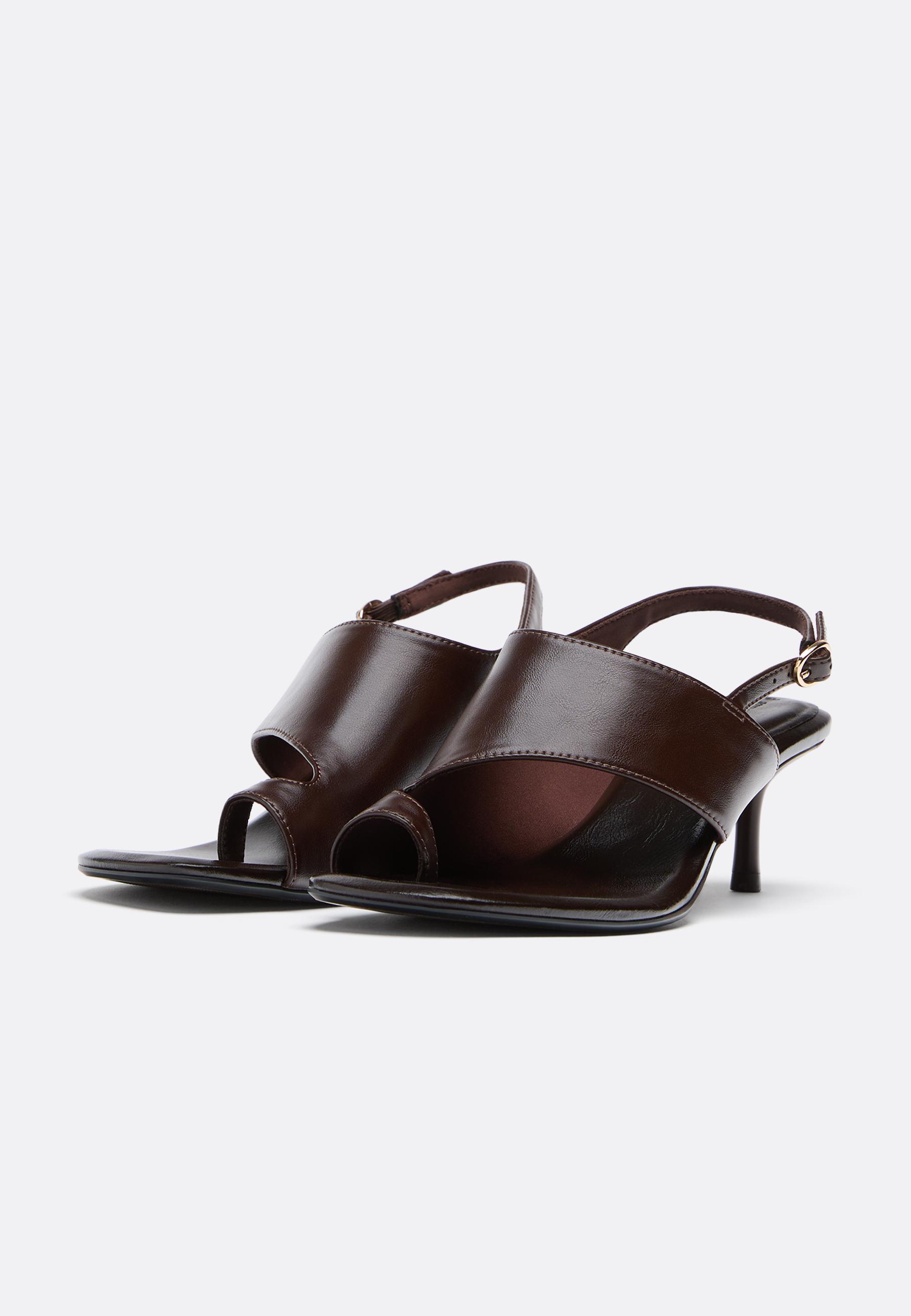 Heeled toe-post sandals — BROWN