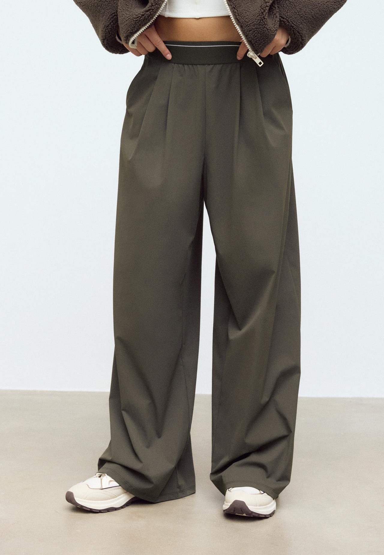 Light tech joggers with elasticated waistband — Brown
