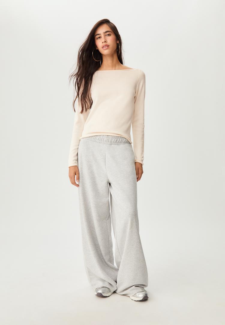 figurbetonter-pullover-mit-bateau-ausschnitt