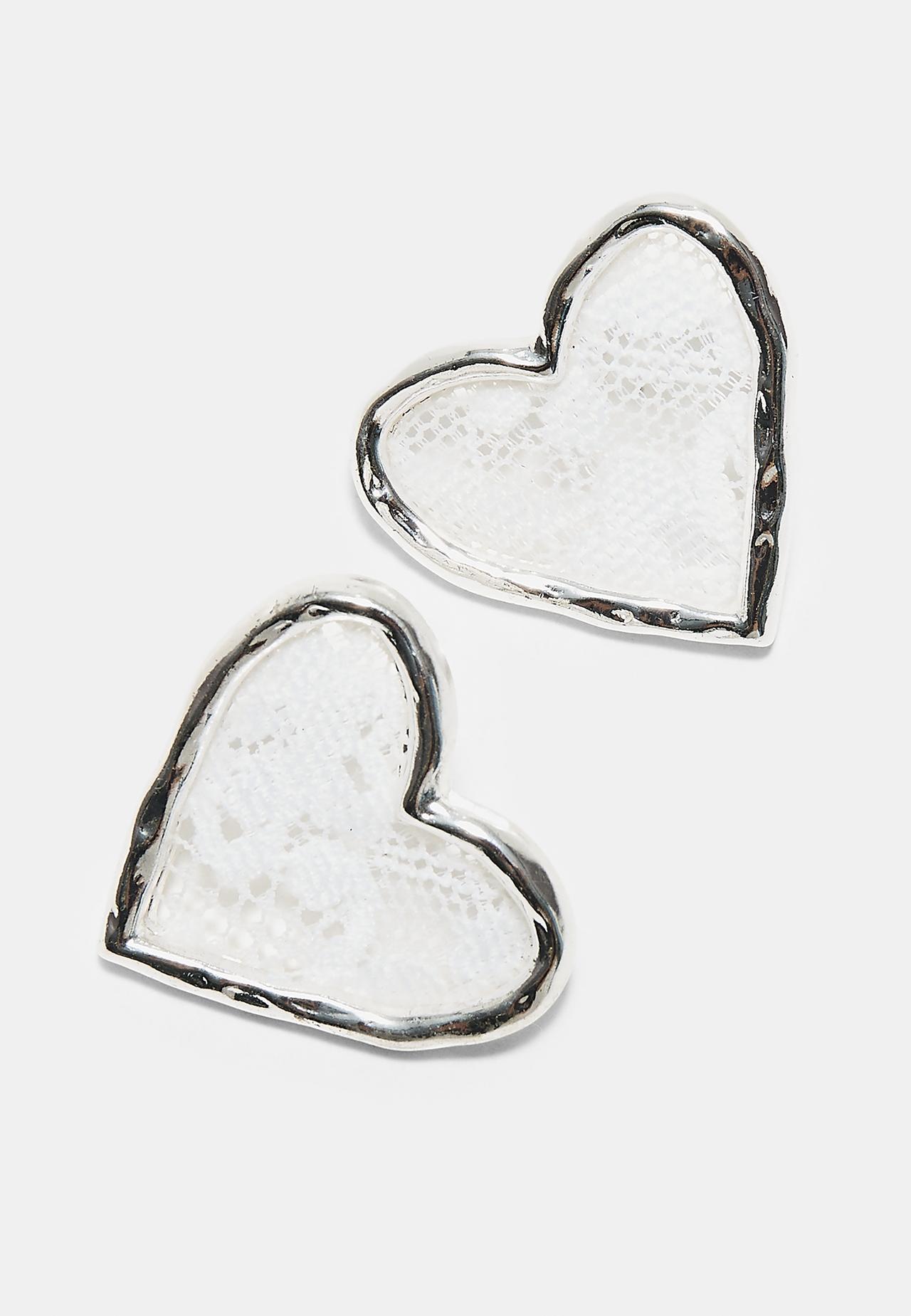 Lace heart stud earrings — Grey