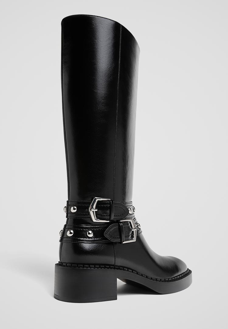 flache-stiefel-mit-doppelter-schnalle