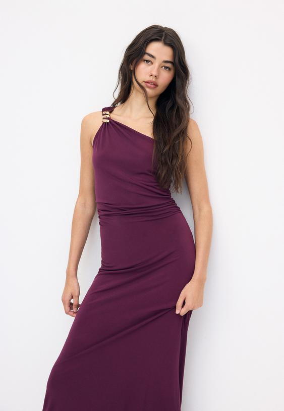 vestido com peca metalica
