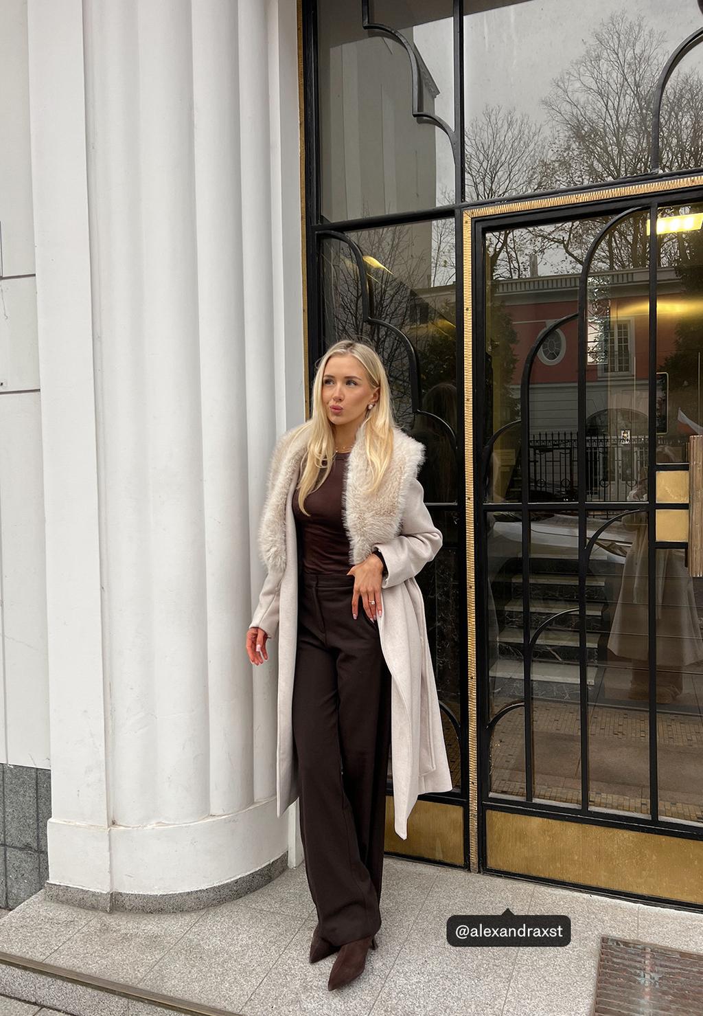 Μακρύ παλτό με λεπτομέρεια συνθετική γούνα