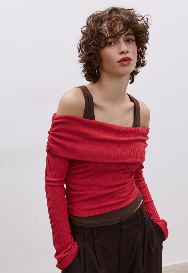 geruschtes-stricktshirt-mit-cutouts-an-den-schultern