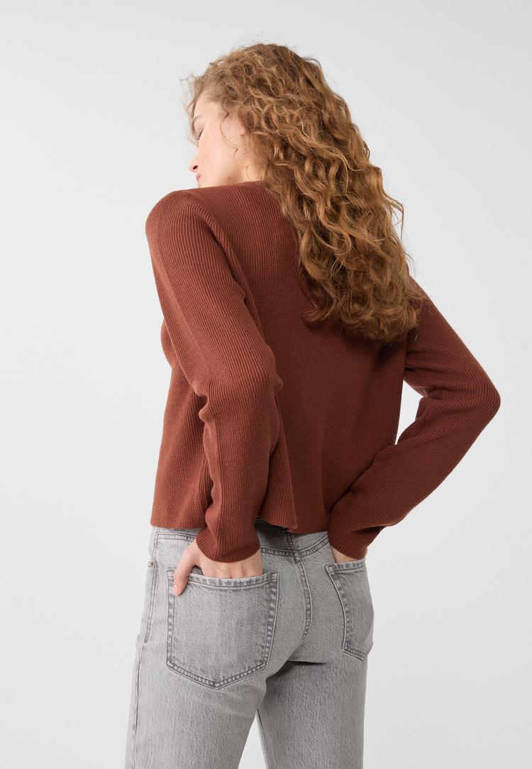 veste en maille a boutons et bord cote