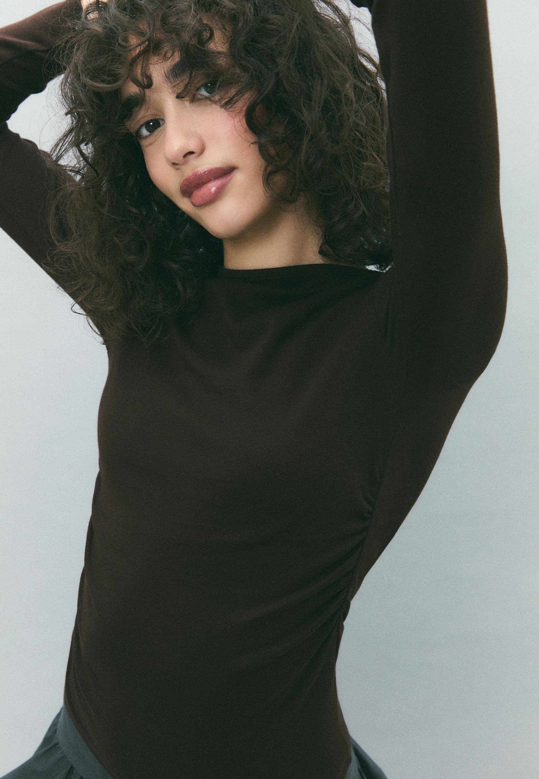 Long sleeve T-shirt with gathering — Brown