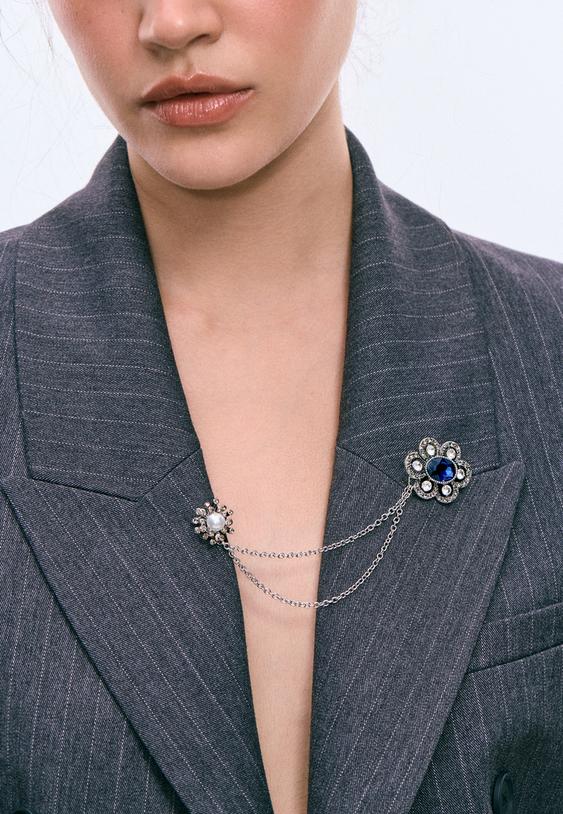 broche met sierketting