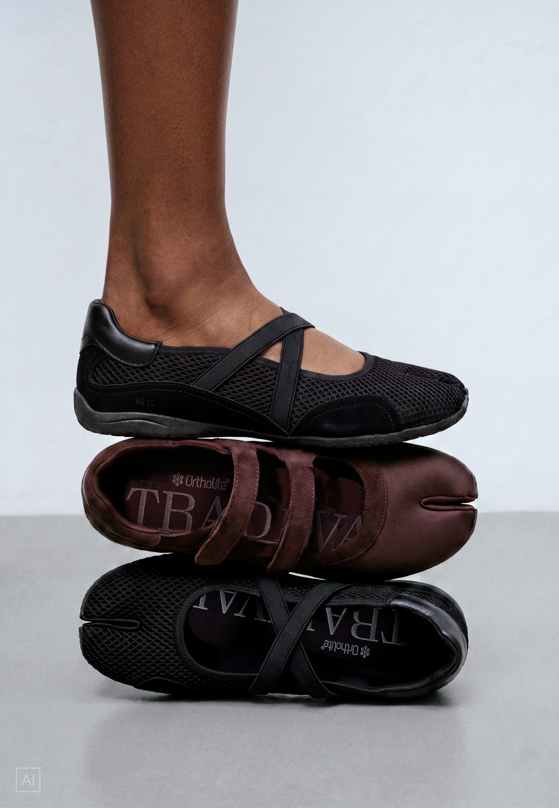 S032 Split-toe sneaker trainers — BLACK