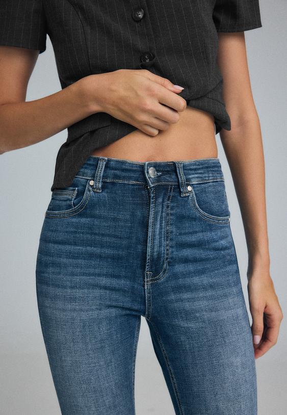 d09-skinnyjeans-mit-super-hohem-bund