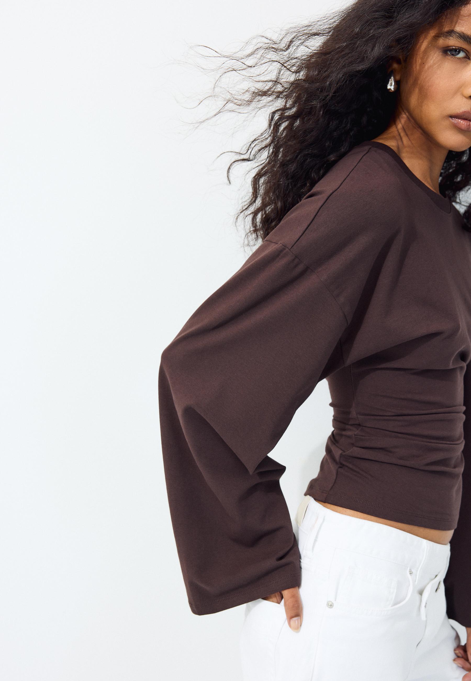 B11 Japanese-inspired long sleeve fitted waist T-shirt — Brown