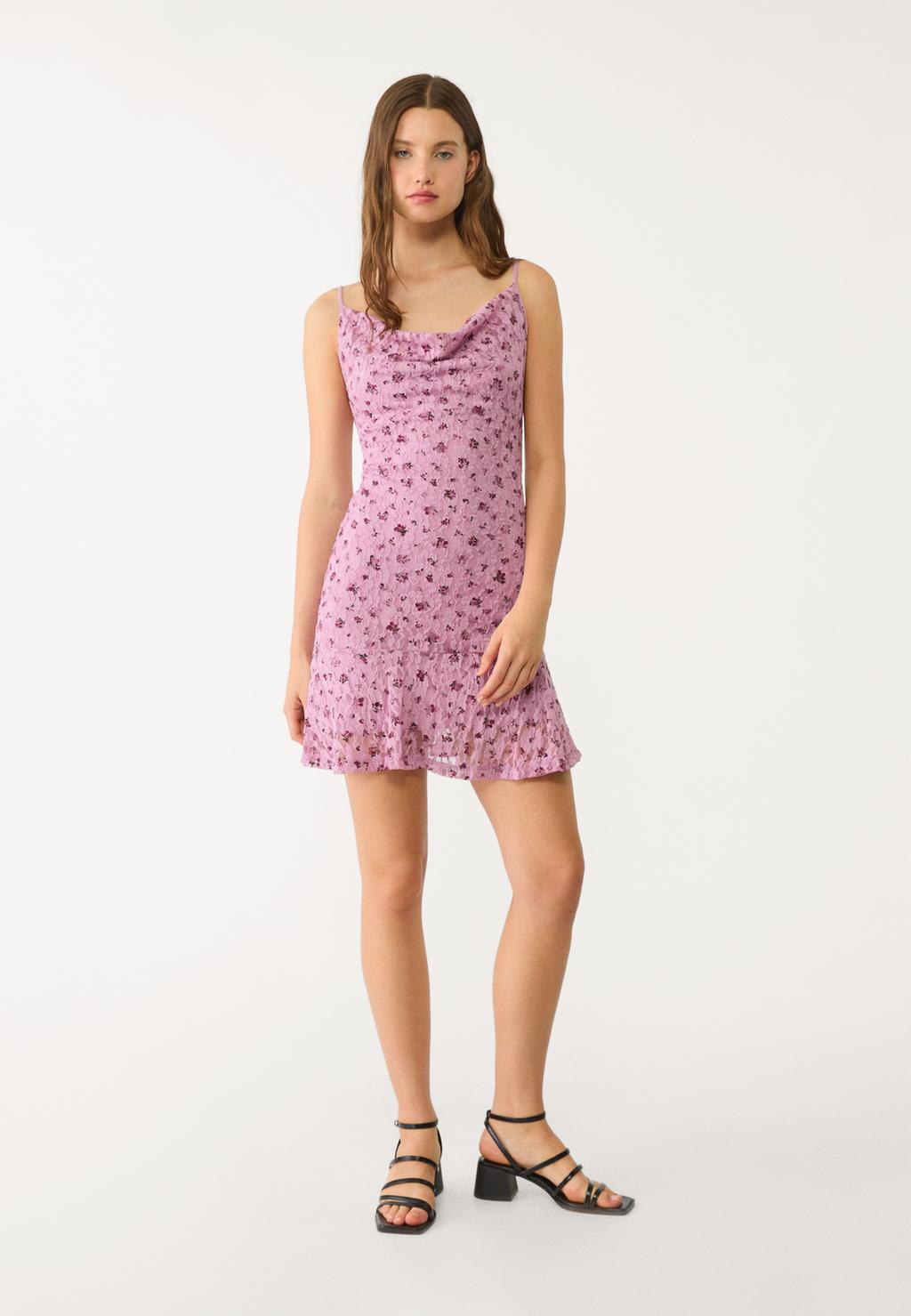 Kurzes Kleid mit Trägern und Spitze