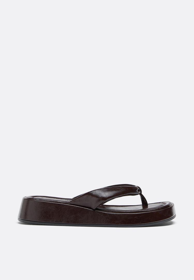 flache-zehenstegsandalen