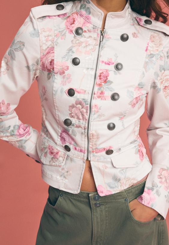 jacke-mit-knopfen-und-blumenmuster