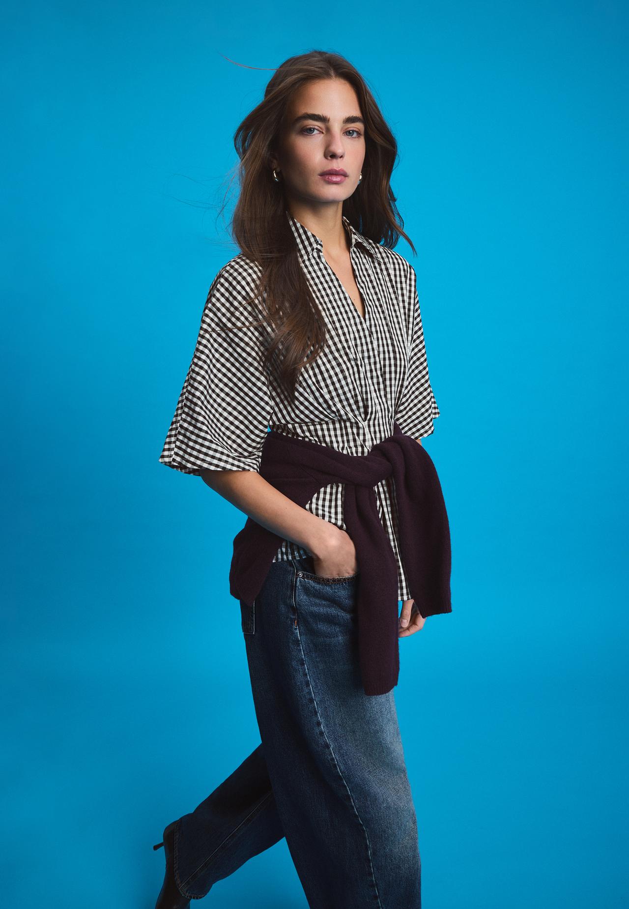 Fitted kimono sleeve shirt with pleats — Ecru