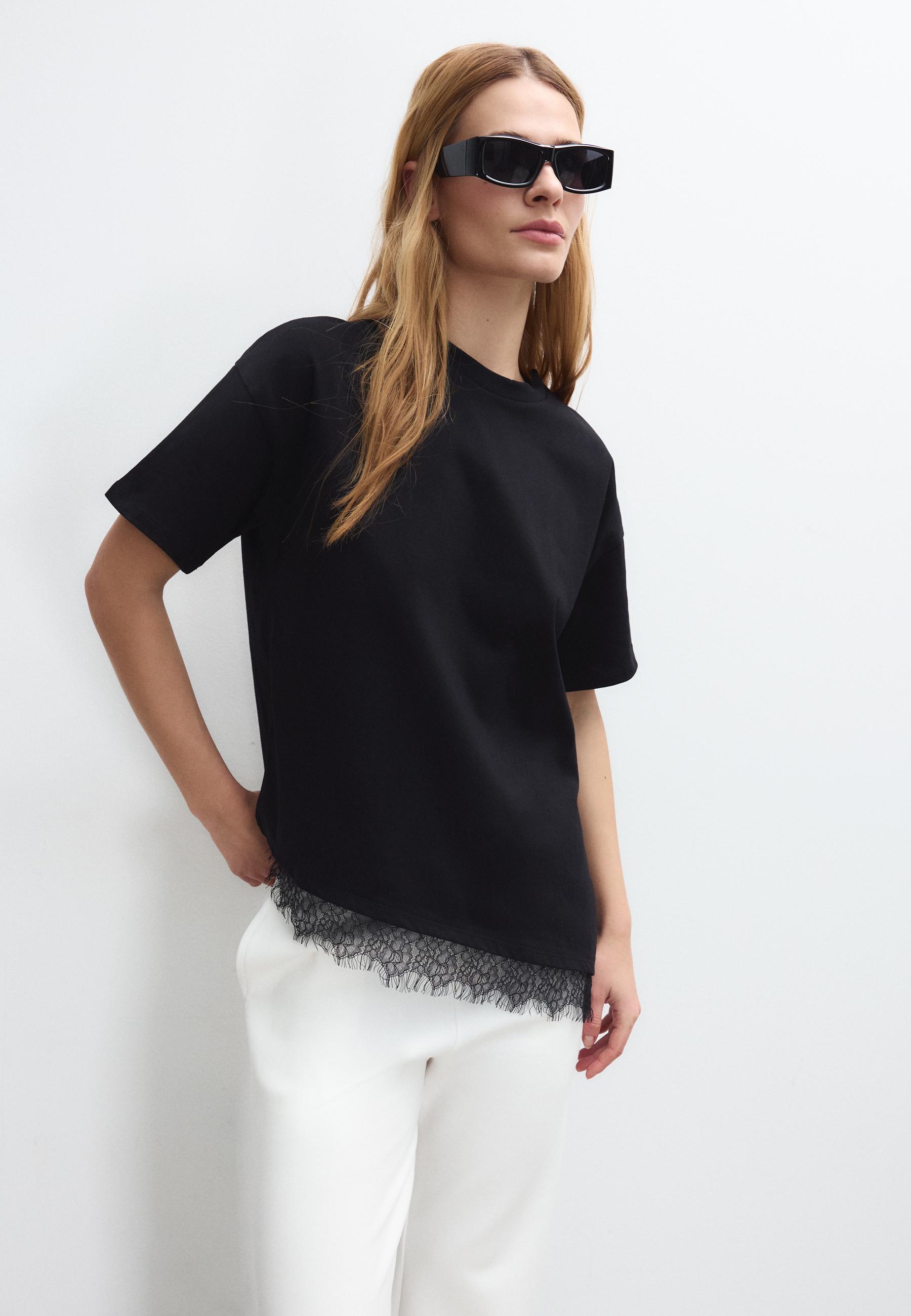 Short sleeve T-shirt with lace hem — Black