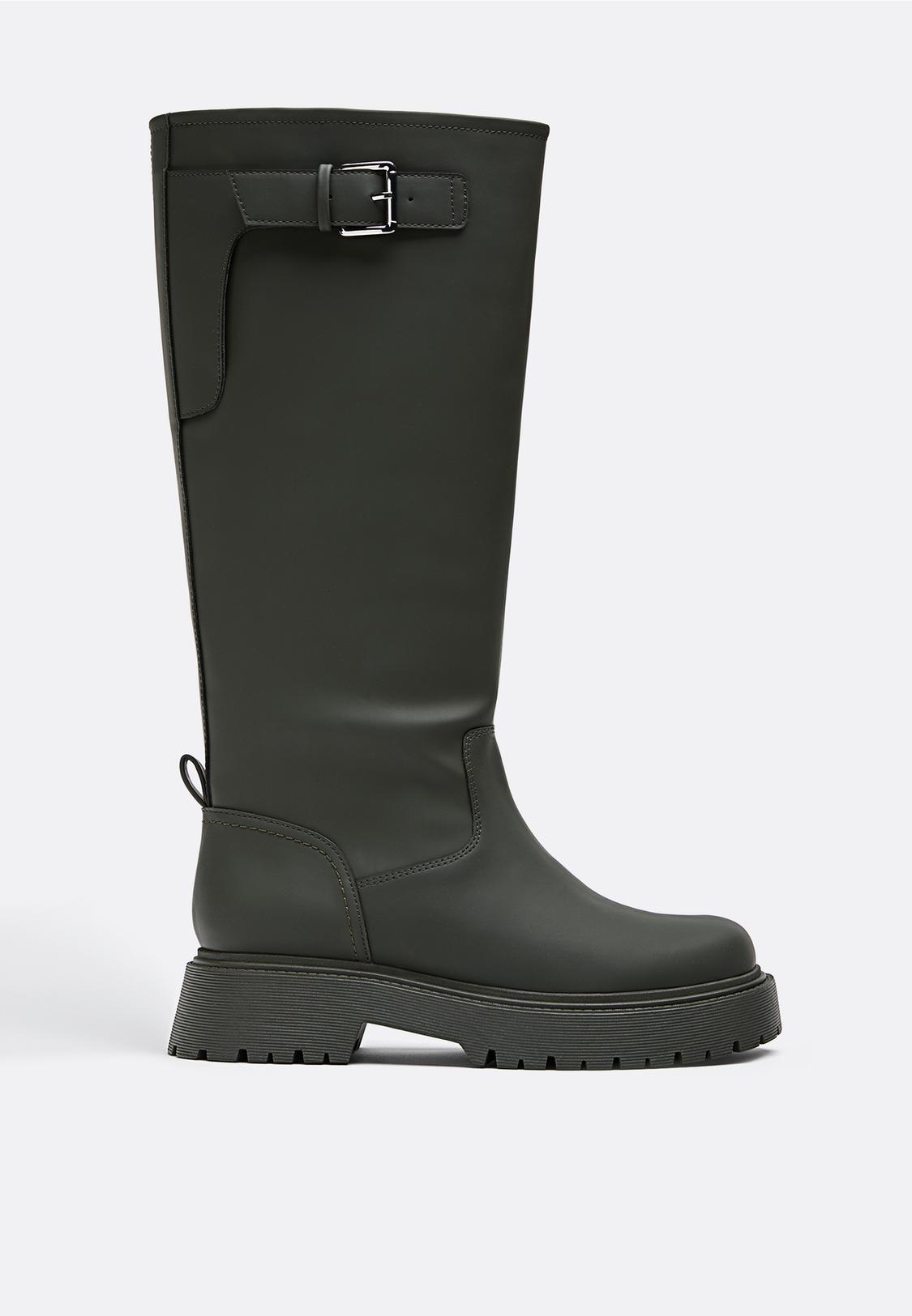 Flache Stiefel in Gummioptik Mode für Damen Stradivarius