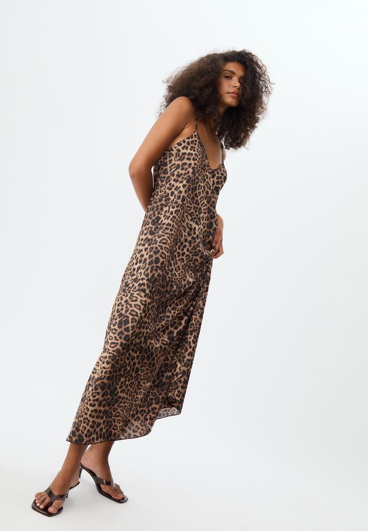 vestido comprido fluido acetinado leopardo