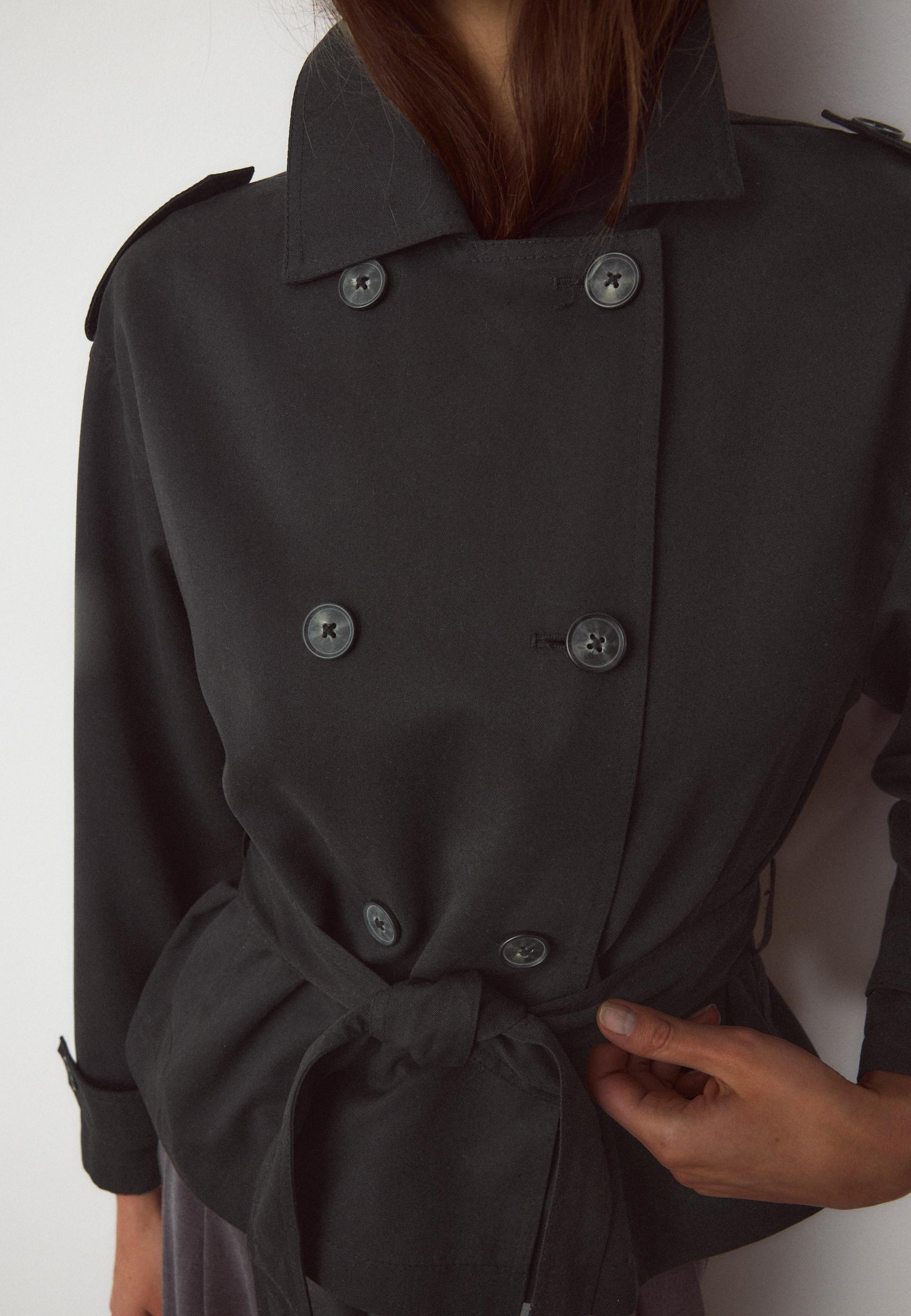 Kemerli ve dökümlü kısa trençkot - Görsel 4