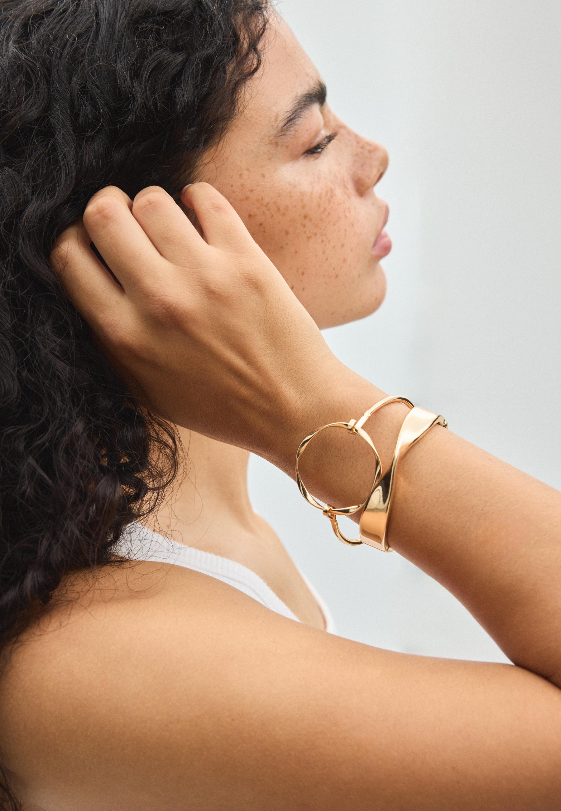 Set of 2 wavy rigid bangles — Gold