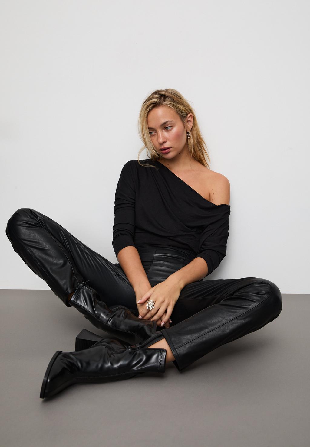 Mid-heel boots with stretch legs