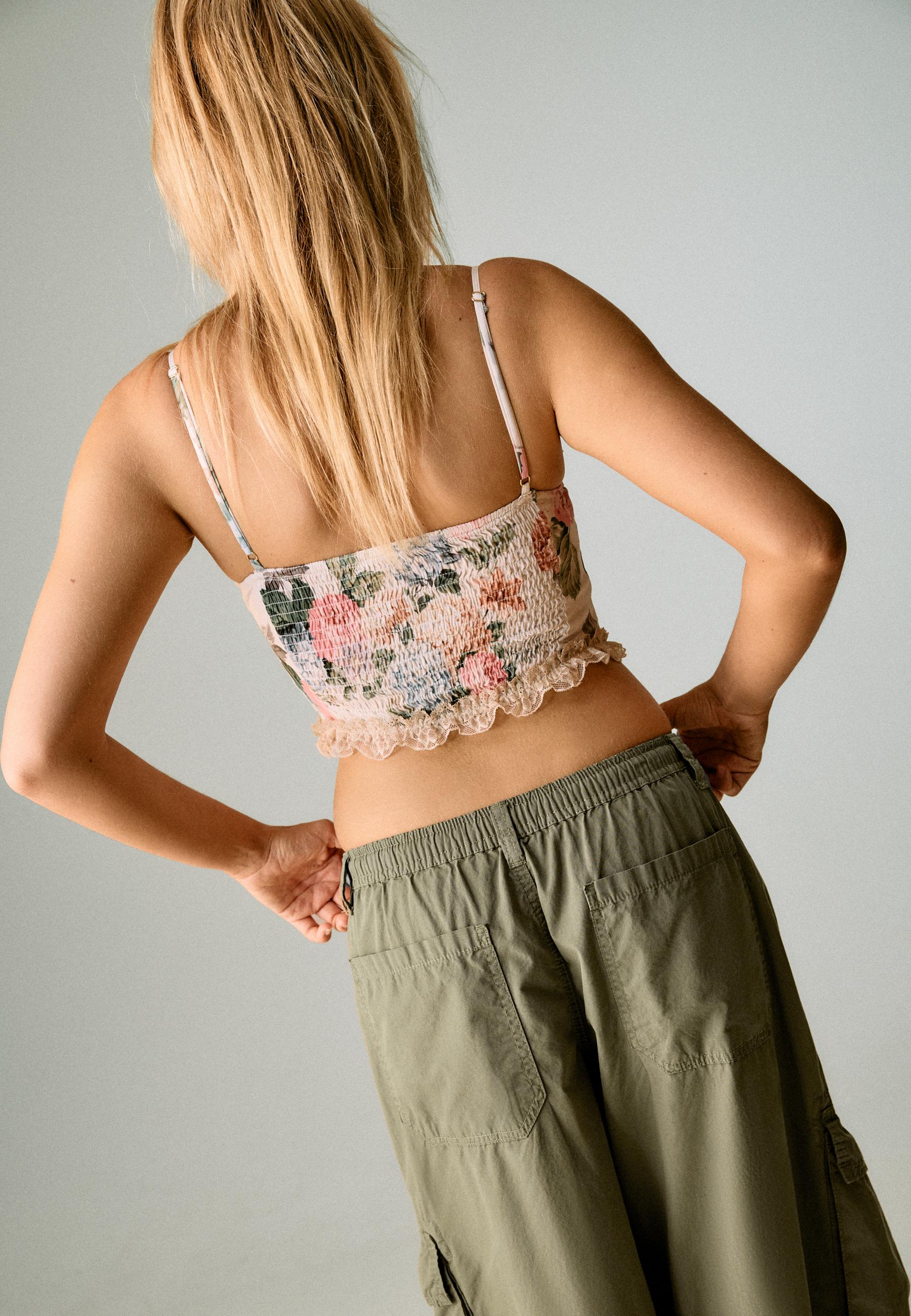 Fitted floral print cropped top — Stone