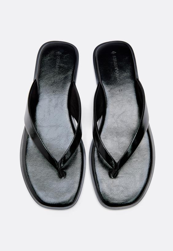 sandalias rasas com tira entre os dedos