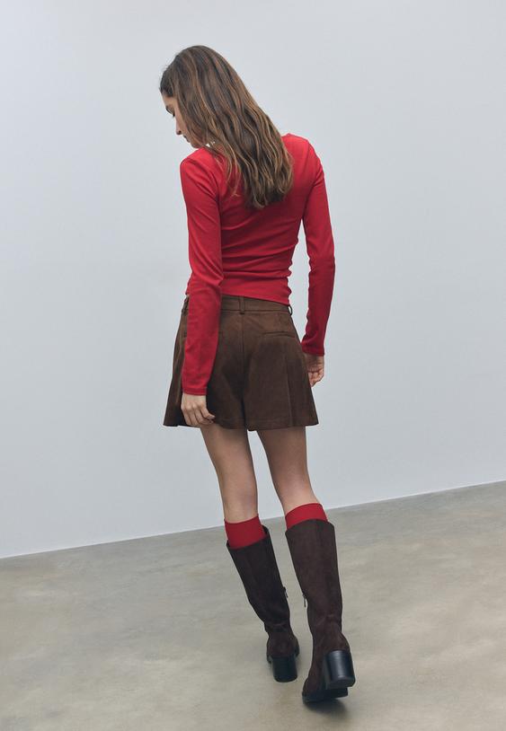 elegante-shorts-mit-bundfalten-aus-wildlederimitat