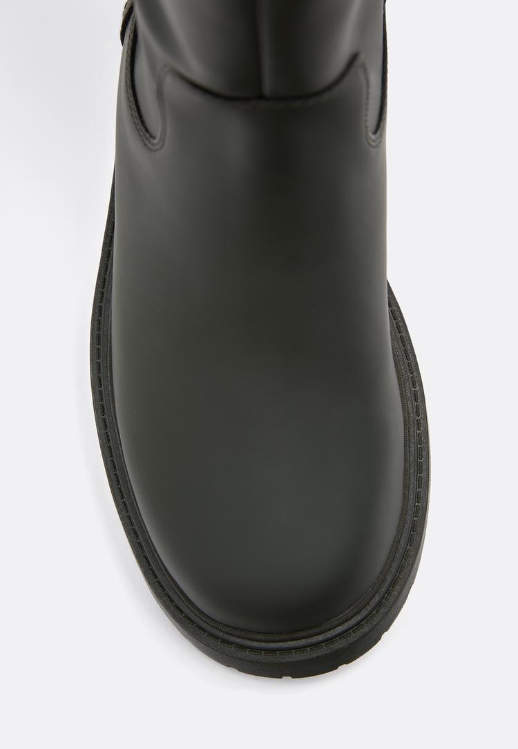 botas planas efecto goma