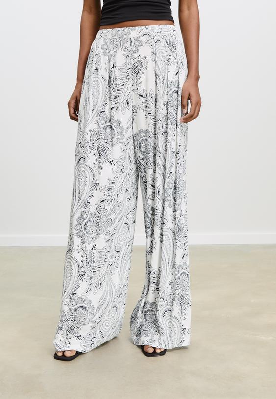 flieende-palazzohose-mit-print