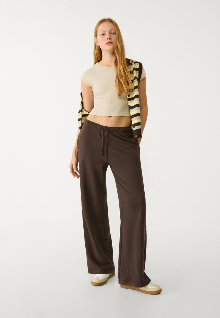 korpernah-geschnittenes-basic-t-shirt-im-cropped-fit