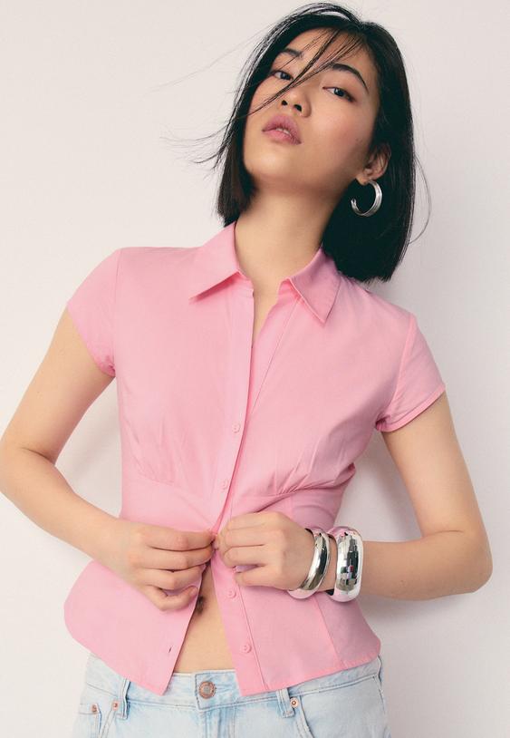 camisa de manga curta com corte abaixo do peito