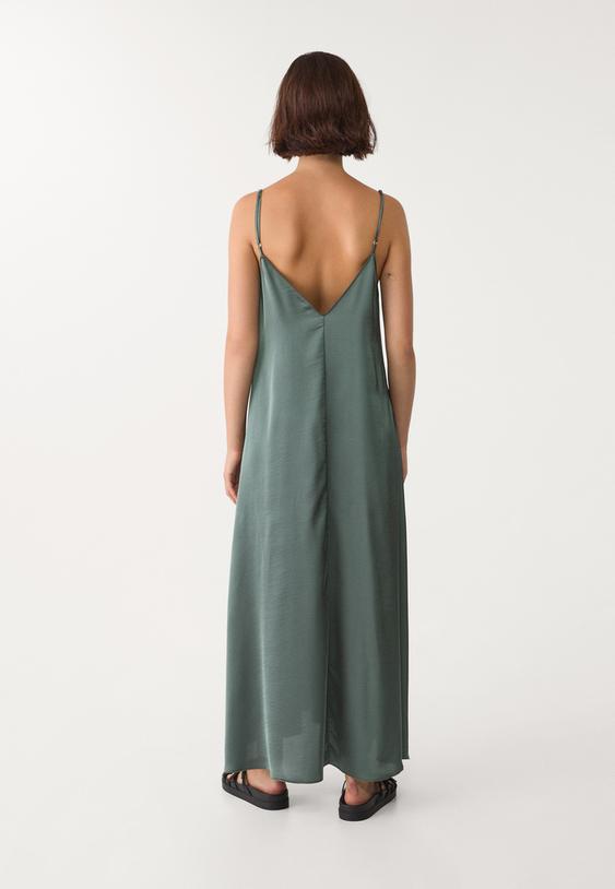 saten yuzeyli dokumlu uzun elbise