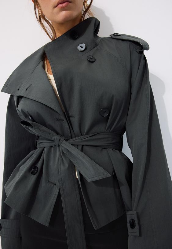 trench corto con collo alto e cintura