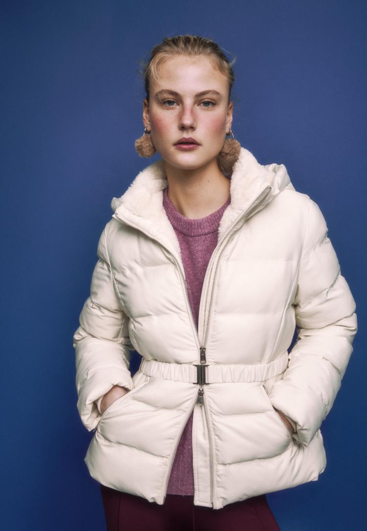 gesteppte-jacke-mit-kapuze-und-gurtel